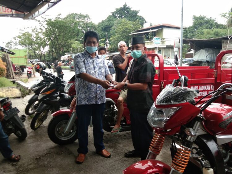 Jupri Serahkan Betor ke Warga Tanah Sirah 1 PEMBERIAN BETOR— Anggota DPRD Padang Jupri menyerahkan betor saat reses ke Tanahsirah, Kecamatan Lubukbegalung.