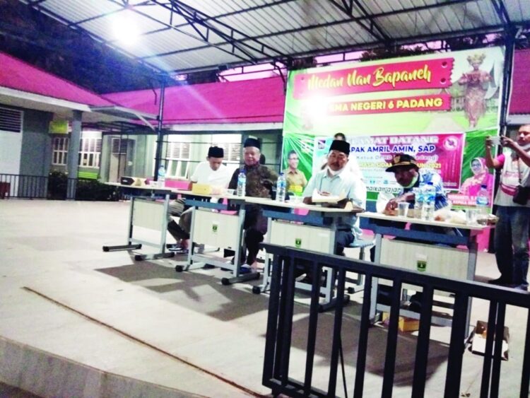 RESES II— Wakil Ketua DPRD Padang, Amril Amin tampung aspirasi masyarakat dalam kegiatan reses II di Aula SMA Negeri 6 Padang, Kelurahan Matoaia, Kecamatan Padang Selatan, Minggu (9/5) lalu.