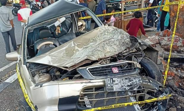 REMUK--Mobil Sedan bernomor polisi BA 1464 AK remuk usai terlibat kecelakaan dengan kareta api di perlintasan depan Hotel Nan Tongga, Kota Pariaman, Sabtu (22/5).