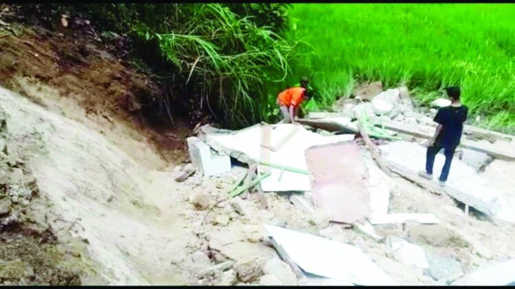 RUMAH HANCUR-Kondisi rumah milik guru Tata Usaha SMAN 1 Kota Solok hancur akibat terbawa tanah longsor.