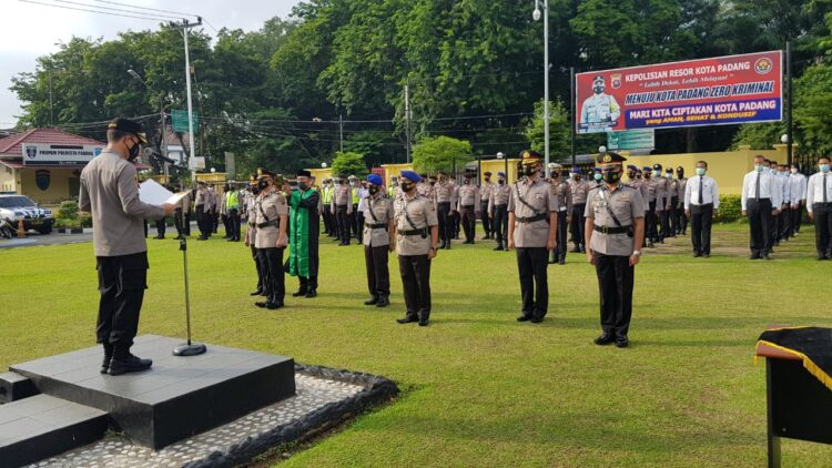 UPACARA SERTIJAB— Kapolresta Padang Kombes Pol Imran Amir memimpin sertijab tiga pejabat di Polresta Padang, Senin (24/5) di halaman Mako Polresta Padang.