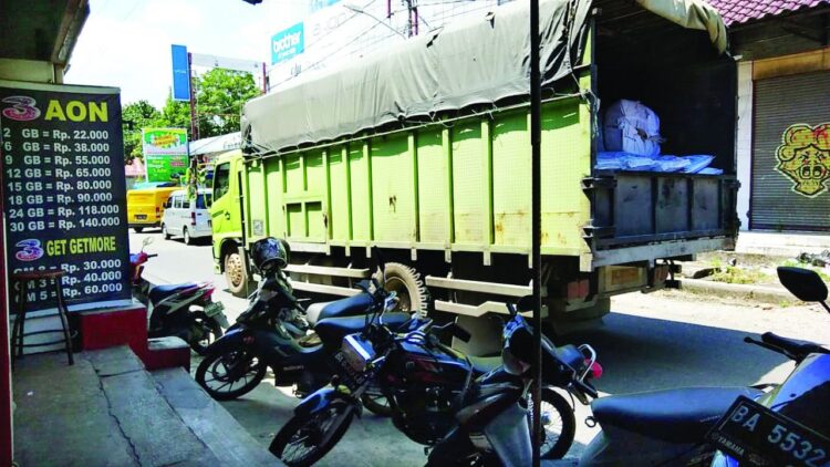 Truk-truk bermuatan besar mengangkut kontainer saat ini makin bebas lalu lalang di kawasan Pondok.