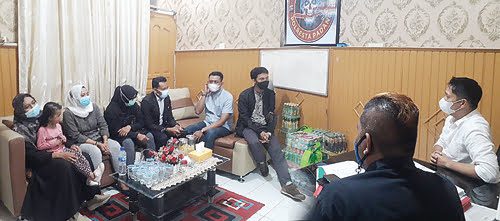 DATANGI POLRES— Para korban penipuan developer perumahan mendatangi Polresta Padang untuk mendesak agar kasus tersebut dituntaskan.