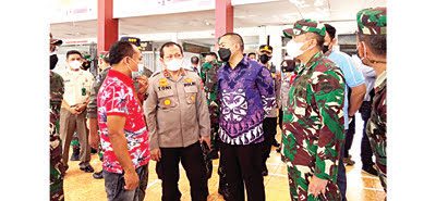 TINJAU VAKSINASI— Wakil Gubernur Sumbar Audy Joinaldy, Kapolda Sumbar Irjen Pol Toni Harmanto, Danrem 032/WBR Brigjen TNI Arief Gajah Mada melihat langsung vaksinasi massal yang dilakukan di Lapas Muaro Padang, Sabtu (26/6).