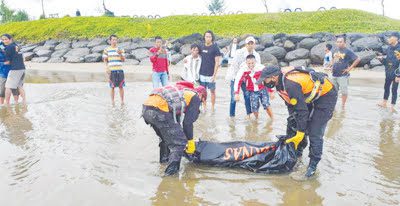 Bocah 11 Tahun Tenggelam di Pantai Pasir Putih, Penjaga Sempat Meminta Sudahi Mandi, Korban Ditemukan Meninggal 1 EVAKUASI— Tim SAR gabungan mengevakuasi jasad korban Lutfi (11) yang tewas tenggelam di Pantai Pasir Putih, Kelurahan Bungo Pasang, Kecamatan
Koto Tangah, Padang pada Selasa (22/6)