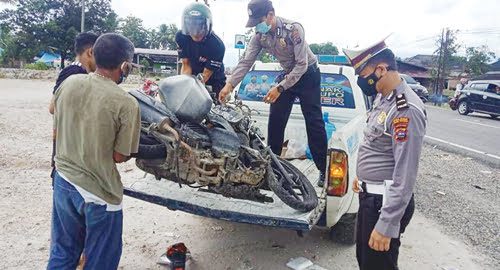 OLAH TKP— Petugas Unit Laka Lantas Polres Padangpariaman melakukan olah TKP tabrakan sepeda motor dengan truk di Jalan Padang-Bukittinggi yang menewaskan satu orang.