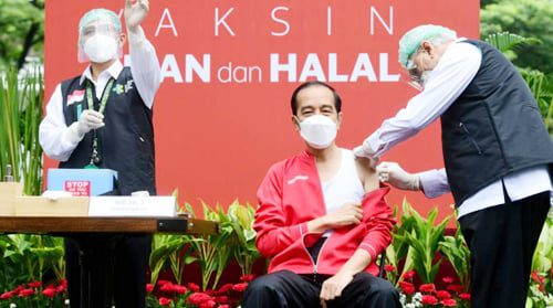 DIVAKSIN— Presiden Joko Widodo menerima suntikan dosis kedua vaksin Covid-19 pada Rabu, 27 Januari 2021 lalu, di sisi barat halaman tengah Istana Kepresidenan, Jakarta. Pada 13 Januari 2021, Presiden menjadi orang pertama yang menerima suntikan dosis vaksin dalam program vaksinasi massal secara gratis di Indonesia.