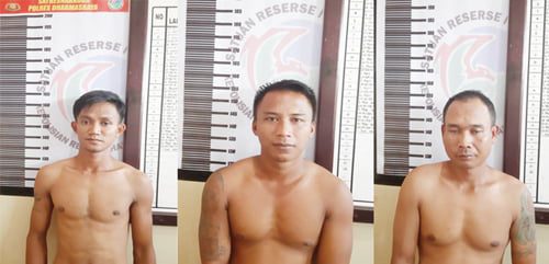 PENGEDAR DITANGKAP— Pelaku ED (25, DS (24) dan SL (40) bersama barang bukti sabu dibawa ke Mapolres Dharmasraya usai ditangkap.