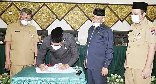 DPRD Kota Padang Sahkan Ranperda Retribusi Jasa Usaha 1 Ketua DPRD Kota Padang Syafrial Kani mendatangani nota Ranperda perubahan Retribusi Jasa Usaha untuk dijadikan Peraturan Daerah Kota Padang disaksikan Wakil Ketua DPRD Arnedi Yarmen, Sekda Amasrul dan Sekretaris DPRD Hendrizal Azhar.