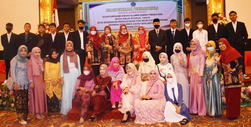 Foto bersama Kepala MTsN 4 Padang Suardi Darma Putra dan guru -guru dengan siswa kelas IX yang mengikuti perpisahan.