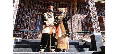 Kapolda Sumbar, Irjen. Pol. Drs. Toni Harmanto Tuanku Rajo Sinaro Basa, MH beserta Istri, Ketua Bhayangkari Daerah Sumbar, Ny. Yesika Toni Harmanto Rangkayo Siti Aminah.