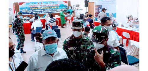 Target 500 Vaksin Covid-19 Tiap Hari khususnya di sekitar pelabuhan Telukbayur, Muara dan Bungus Telukkabung, Lansia Rawan Diserang 1 WAWANCARA— Ketua Koperbam Telukbayur Chandra didampingi Kadiskes Lantamal II Letkol Laut (K) Zulfitri dan Danlantamal II Laksamana Pertama TNI Hargianto saat wawancara usai divaksin di Pelindo.