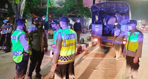 PREMAN DIAMANKAN— Tim Gabungan Polres Payakumbuh mengamankan 11 orang yang diduga preman dengan barang bukti tiga teko tuak.