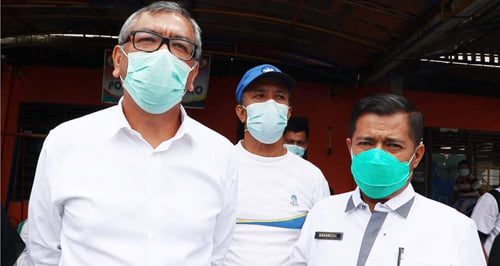 Wali Kota H Riza Falepi didampingi Kadiskes dr.Bakhrizal memantau penerapan prokes dilapangan