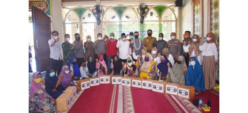 Kapolresta Padang Kombes Pol.Imran Amir, S.IK,MH melaunching Pemberdayaan Kongsi Sosial Jumat Berseri (Berbagi Seribu Rezeki), Senin (28/6) di Masjid Darussalam, Kelurahan Mata Air, Kecamatan Padang Selatan.