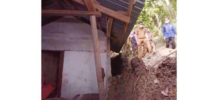 KUNJUNGI KORBAN LONGSOR—  Wali Kota Sawahlunto Deri Asta mengunjungi rumah korban longsor di Dusun Sawah Darek, Desa Silungkang Oso, Kecamatan Silungkang.