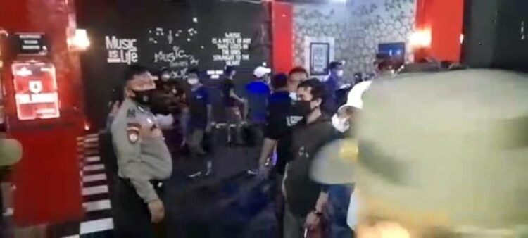 LANGGAR PROKES-Petugas kepolisian Polresta Padang mendatangi Cafe Victoria yang diduga melanggar protokol kesehatan (Prokes). Sejumlah pengunjung ditemukan sedang dugem, Kamis (17/6) dinihari.