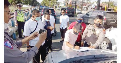 OLAH TKP— Unit Laka Lantas Polresta Padang melakukan olah TKP kecelakaan beruntun yang terjadi di Jalan Prof Dr Hamka depan Gerbang Asrama Haji, Kecamatan Koto Tangah, Jumat (25/6), sekitar pukul 07.00 WIB.