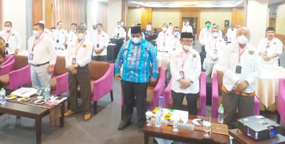 LAGU INDONESIA RAYA— Bupati Padangpariaman Suhatri Bur dan  undangan menyanyikan lagu kebangsaan Indonesia Raya.