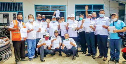 Serbuan Vaksinasi dari Laut Dipimpin Danlantamal II Padang, Koperbam Dukung Program Pemerintah 1 LIHATKAN—Ketua Koperbam Telukbayur Chandra dan anggota lihatkan sertifikat sudah divaksin yang digelar di Pelindo Senin (28/6) kemarin.