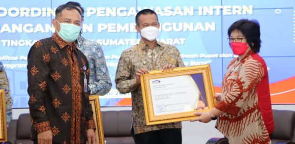 TERIMA PENGHARGAAN—Wako Genius Umar menerima penghargaan BPKP.