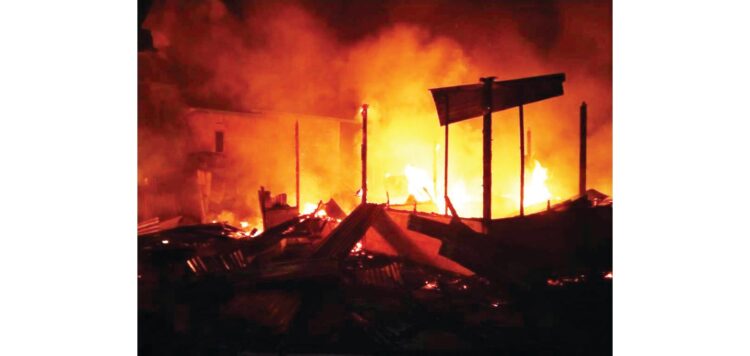 PEMADAMAN—Petugas pemadam kebakaran berjibaku menyemprotkan air  ke empat bangunan yang terbakar di Jalan Durian Ratus, RT 05 RW 08, Kelurahan Kurao Gadang, Kecamatan Nanggalo, Kota Padang, Sabtu (26/6) sekitar pukul 23.00 WIB.