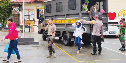 34 Orang Pelanggar Prokes Terjaring di Kota Bukittinggi 1 TURUNKAN--Tim Yustisi yang terdiri dari Satpol PP, Polri serta TNI menurunkan 34 orang yang terjaring dalam operasi penindakan pelanggar Prokes.