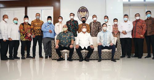 BERSAMA MENTERI— Sembilan kepala daerah di Sumbar berfoto bersama dengan Menteri Kelautan dan Perikanan Sakti Wahyu Trenggono dan Anggota DPR RI Andre Rosiade, dalam Pertemuan digelar pada Selasa (13/4) lalu.