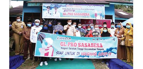 Bupati Sutan Riska bersama Wabup DP Dt Labuan dan Kadinsos, Wali Nagari serta Anggota DPRD Dharmasraya foto bersama usai vaksinasi lansia di NagaribTaratak Tinggi.