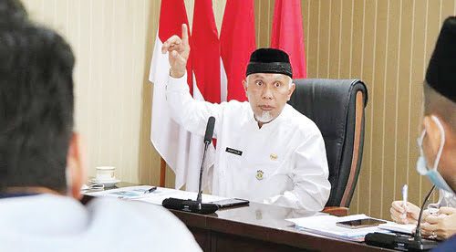 RAPAT KOORDINASI—Gubernur Sumbar, Mahyeldi Ansharullah saat Rapat Koordinasi dengan Menteri Investasi/Kepala Badan Koordinasi Penanaman Modal (BKPM), Bahlil Lahadalia secara virtual, Jumat (18/6) di Ruang Rapat Gubernur.
