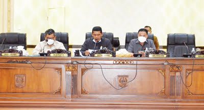 SAMPAIKAN PANDANGAN—Tujuh fraksi menyampaikan pandangan umum terhadap Ranperda Pertanggungjawaban APBD 2020 dalam rapat paripurna yang dilaksanakan di DPRD Agam.