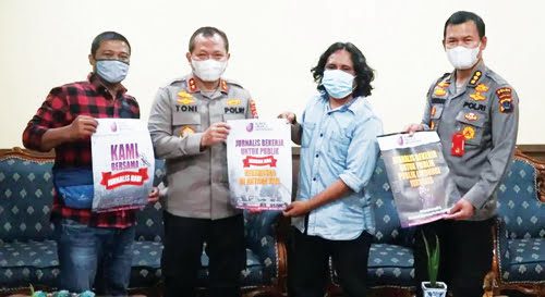 Ucapkan Kata “Bangsat” ke Wartawan, AJI Padang Kecam Kapolres Pasaman 1 BERTEMU KAPOLDA— Ketua AJI Padang, Aidil Ichlas bertemu dengan Kapolda Irjen Pol Toni Harmanto dan Kabid Humas Kombes Pol Satake Bayu.