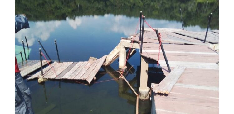 AMBRUK—Salah satu dari sisa dermaga Kandih Danau Tandikek pada Camping Ground Desa Kolok Nan Tuo Kecamatan Barangin, Kota Sawahlunto ambruk, Jumat (25/6).