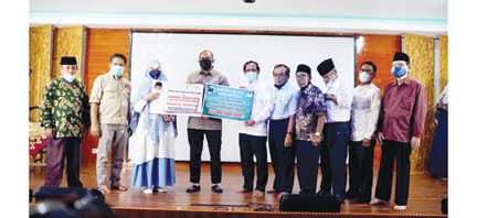 PERALATAN LABOR— Anggota DPR RI Andre Rosiade menyerahkan bantuan peralatan labor untuk Pesantren Hamka II Padang di Jalan Raya Bypass, Aia Pacah, Kecamatan Kototangah.