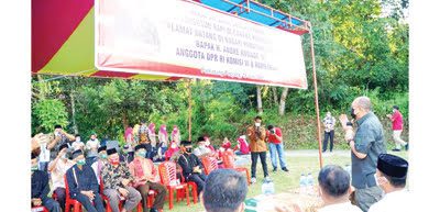 Peduli Kampung Halaman, Andre Rosiade Bangun Pasar Rp6 Miliar di Sijunjung 1 PENINJAUAN PASAR— Andre Rosiade meninjau lokasi pembangunan pasar tipe C di Pematang Panjang dengan dana Rp6 miliar yang diperjuangkan Andre dan langsung dikabulkan oleh Kementerian Perdagangan RI.