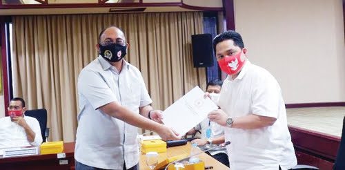 RAPAT KERJA— Anggota Komisi VI DPR RI Andre Rosiade bersama Menteri BUMN Erick Thohir saat rapat kerja, kemarin.