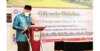 Gubernur H. Mahyeldi Ansharullah memberikan sambutan saat wisuda SDQu Ar Risalah.