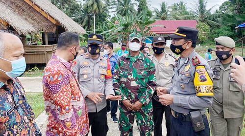KUNJUNGAN— Asisten 1 Mentawai Sukirman, Kepala Dinas Kesehatan Mentawai Lahmuddin Siregar, Sekretaris P2 KB Puji Rahayu, Pasi Intel Kodim 0319 Mentawai Lettu Sipayung, Kasat Bimas Polres Kepulauan Mentawai mengunjungi lokasi PPKM.