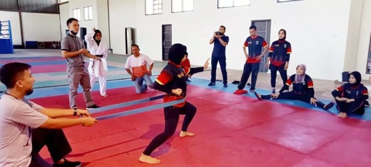 Tim PON Forki Sumbar Tes Fisik Atlet 1 TES FISIK—Tim Forki Sumbar melakukan tes kemampuan fisik para atlet karate Sumbar jelang ditabuhnya PON XX Papua.