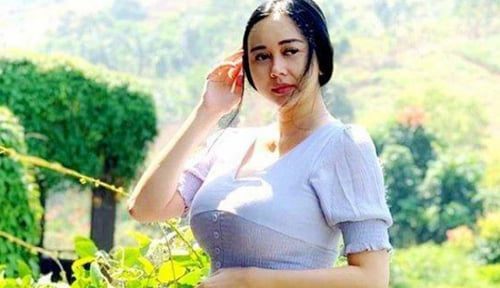 Ada Adegan Bibir, Aura Kasih Pamer Momen Mesra di Atas Ranjang 1 Aktris cantik Aura Kasih memamerkan momen mesra di atas ranjang bersama kucing kesayangannya.