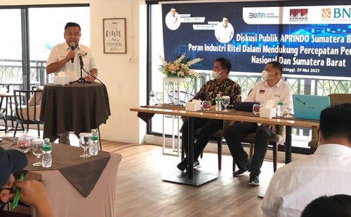 adi Keynote speakers--Iwan Affandi, Wakil Pimpinan BNI Wilayah 02 jadi Keynote speakers saat Diskusi Publik Aprindo Sumatra Barat membahas tentang Peran Lembaga Keuangan dan Perbankan dalam Percepatan Pemulihan Ekonomi Daerah Sumatra Barat di masa Condisi Covid-19, di Hotel Fahira, Bukittinggi,  Sabtu (29/5).