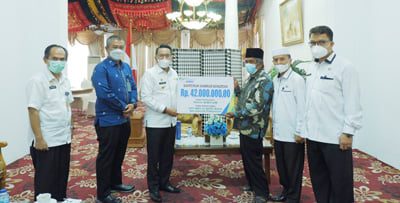 BPJS K Serahkan Santunan 1 SERAHKAN—Kepala Kantor BPJS Ketenagakerjaan Cabang Bukittinggi Ocky Olivia serahkan bantuan.