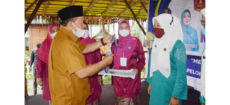BUKA JAMBORE Bupati AgamAndri Warman membBuka Jambore Kader PKK Berprestasi 2021 di Lawang Par12k Kecamatan Matua