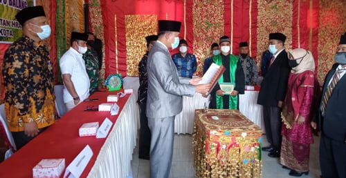 LANTIK—Camat Harau  Andri Yasmen, S.Sos saat melantik Bamus Nagari Batu Balang.