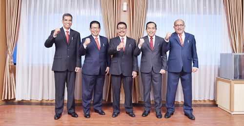 DIREKSI BANK NAGARI (KI-KA)— Inilah para direksi Bank Nagari yang berjibaku meningkatkan kinerja di tengah pandemi, Direktur Operasional Syafrizal, Direktur Kepatuhan Restu Wirawan, Direktur Utama M Irsyad, Direktur Kredit dan Syariah Gusti Candra dan Direktur Keuangan Sania Putra.