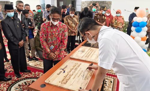 Tandatangani Prasasti--Wali Kota Bukittinggi Erman Safar menandatangani prasasti tanda diresmikannya pembukaan Kantor Kas Bank Nagari di RSUD Bukittinggi, Kamis (27/5) lalu, disaksikan Pemimpin Bank Nagari Cabang Bukittinggi, Tasman, dan undangan lainnya.