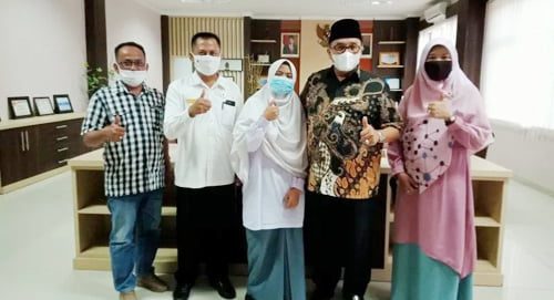 FOTO BERSAMA—Bupati Pasaman, Benny Utama foto bersama   Fatimah Azzahra (17) pelajar kelas XI MAN 1 Pasaman.