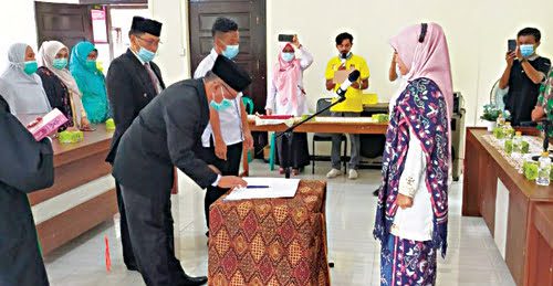 PELANTIKAN— Camat Ampek Nagari Roza Syafdefianti melantik dua pejabat (Pj) wali nagari menggantikan  wali nagari yang telah habis masa jabatannya.
