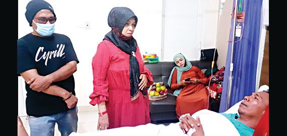 BEZUK— Eli Tambang owner Elta Record, membezuk Fery KD yang dirawat di Rumah Sakit Baiturahmah, Aiapacah, Kecamatan Kototangah, Senin (14/6).