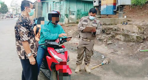 TEMPATKAN PETUGAS— Dinas Lingkungan HIdup Kota Bukittinggi menempatkan petugas di lokasi tertentu untuk memantau agar masyarkat jangan membuang sampah sembarangan di luar jadwal yang sudah ditentukan.